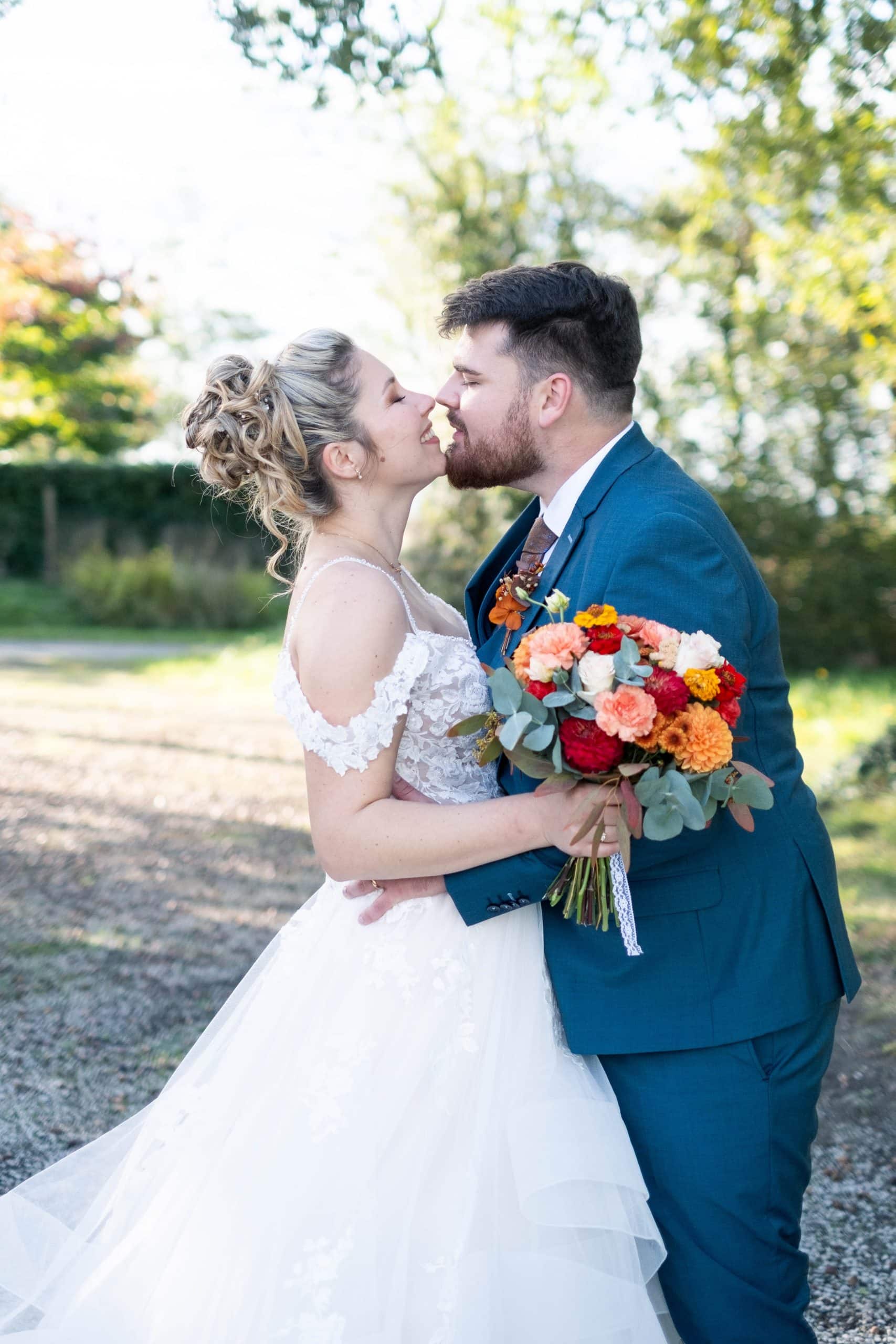 Photographe professionnelle mariage séance photo de couple mariée marié pendant le cocktail