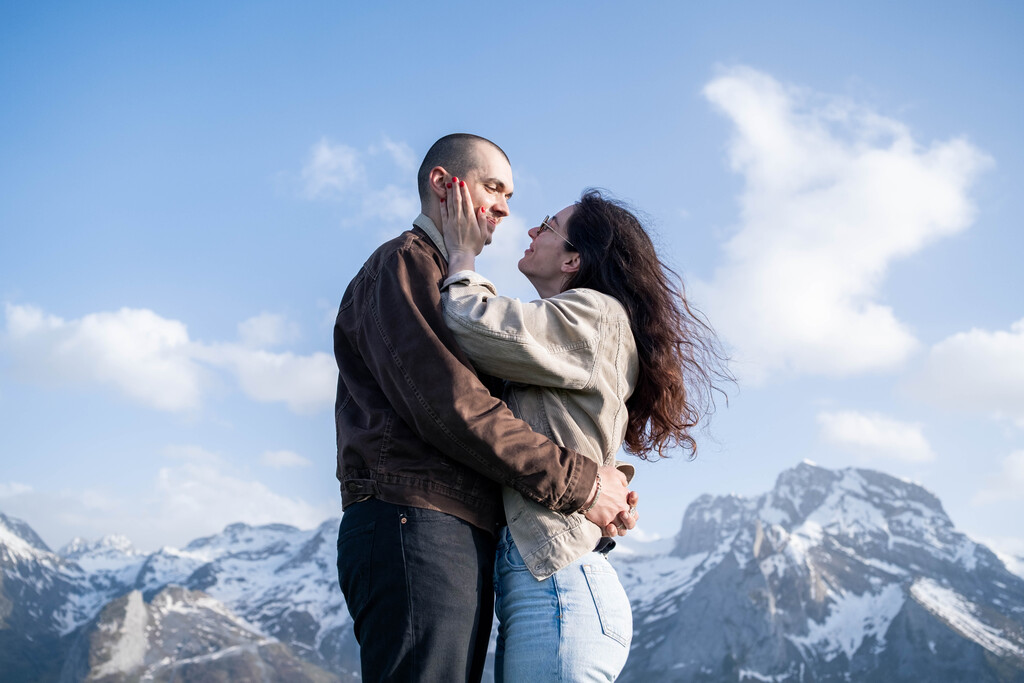 Coraline ALLAIN, photographe de mariage et de grossesse. Séance photo de couple au coeur des pyrénées