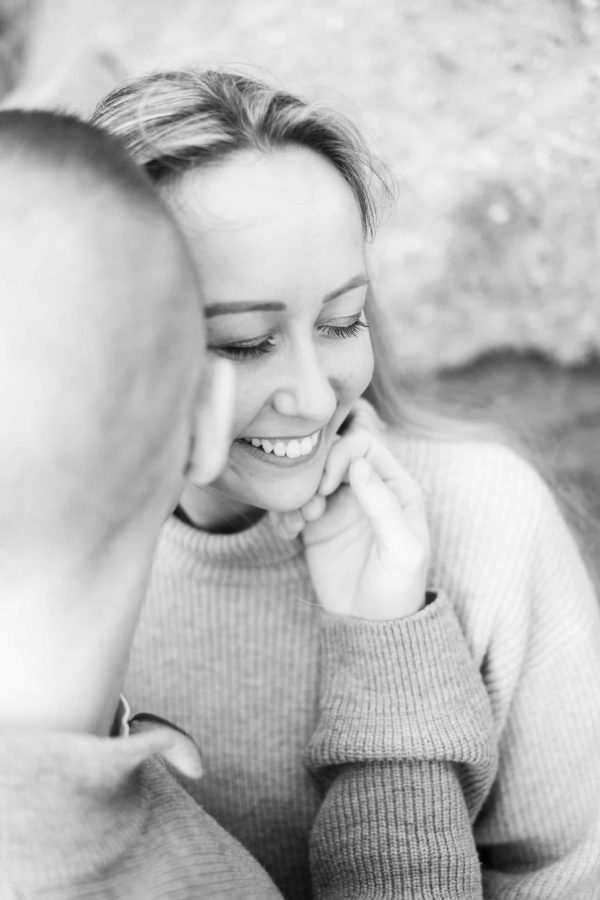 Coraline ALLAIN, photographe de couple à Pau, dans le Béarn, le Pays Basque et Les landes. Shooting photo naturel et spontané de couple